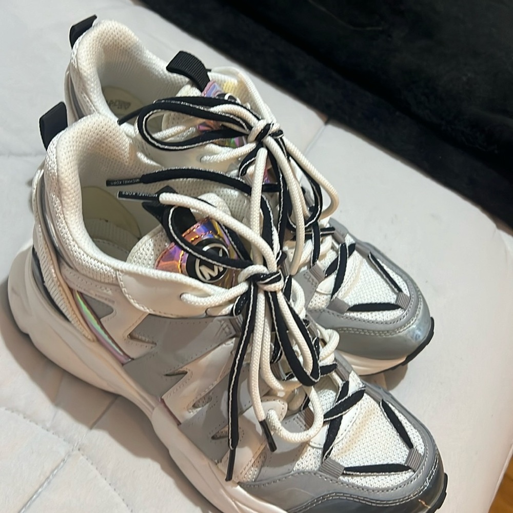 8.5 M women sneakers